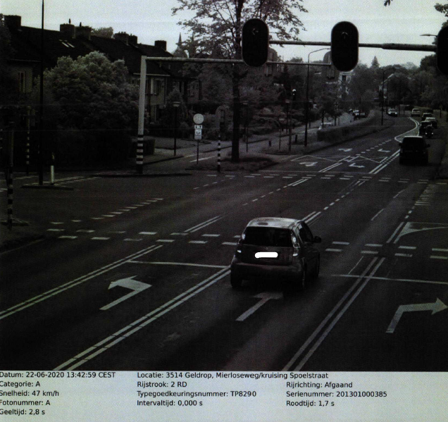 Roodlichtboete foto 1, het voertuig is voor de stopstreep