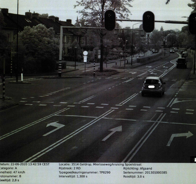 Foto 2: het voertuig is verder gereden. Deze boete voor door rood licht rijden lijkt terecht te zijn opgelegd.